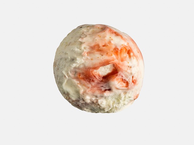 Cheesecake with strawberry and almond crumble